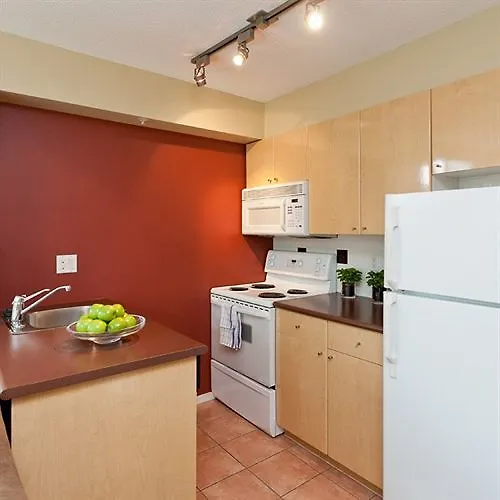 Lord Stanley Suites On The Park Ванкувер
